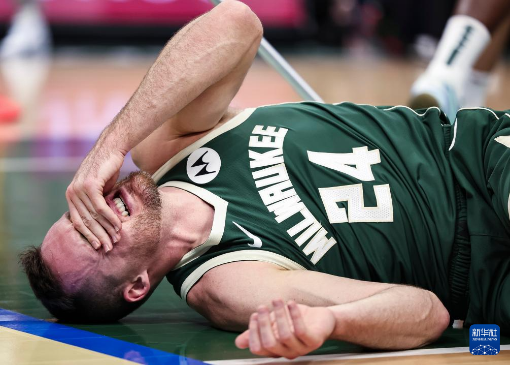 密尔沃基雄鹿篮板制胜备战NBA常规赛莱万多夫斯基在皇家马德里比赛中问鼎冠军，今夜亚特兰大主帅复盘看傻球迷的简单介绍JJB官网